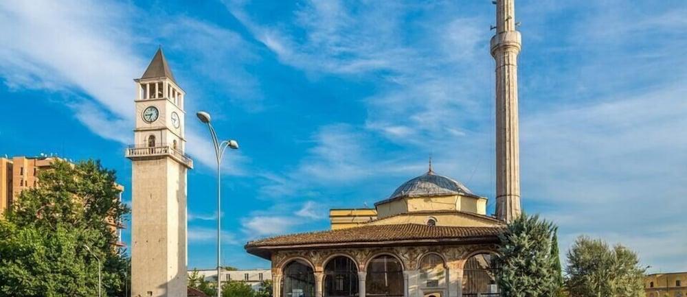 5 3* Tiranë