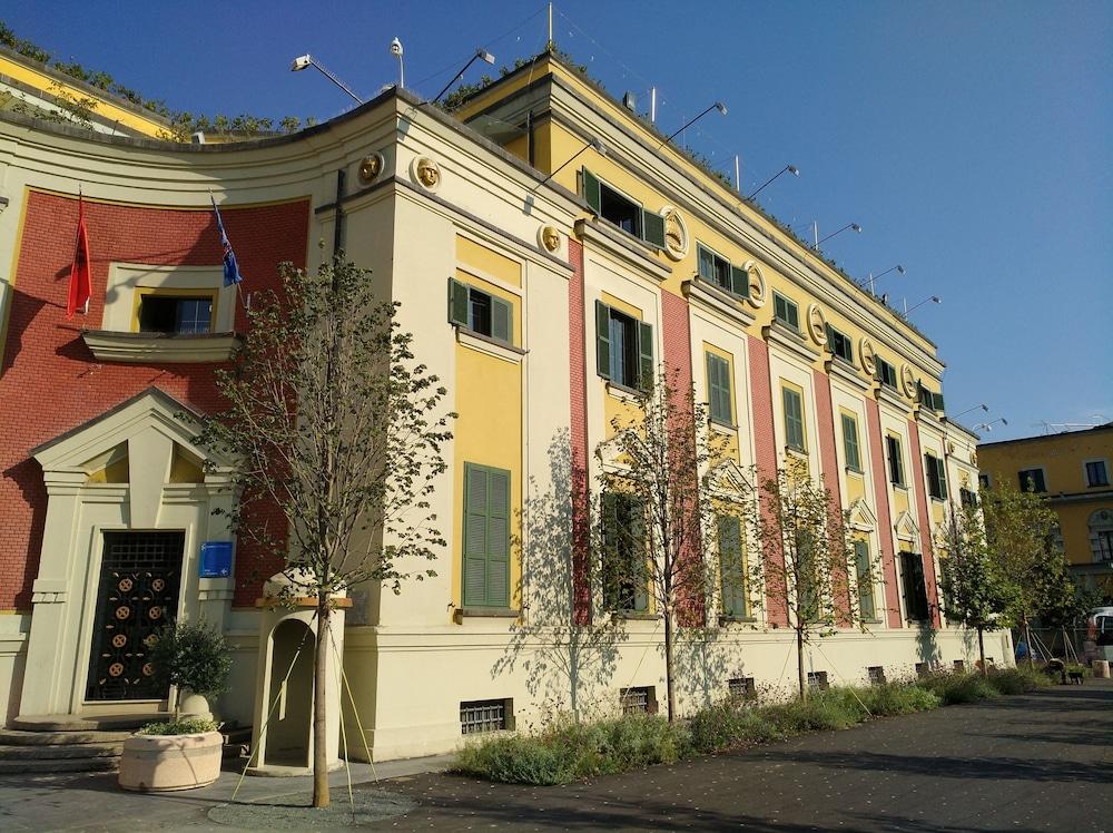 5 3* Tiranë